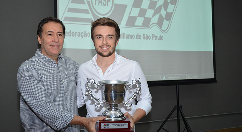 Cláudio  Vieira (Interlagos Motor Clube) entrega prêmio a Rafael Paiva, vice-campeão de kart na categoria F4 (Márcio de Luca)