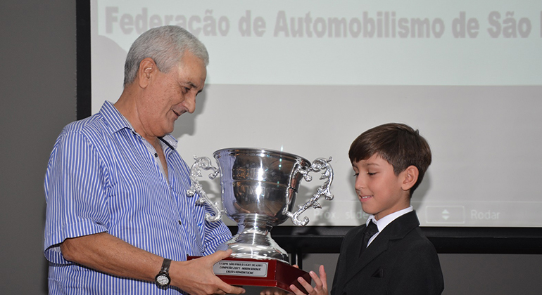 Almyr Júnior entrega  troféu a Enzo Vidmontiene, Campeão Paulista de Kart na categoria Mirim Rookie (Márcio de Luca) 
